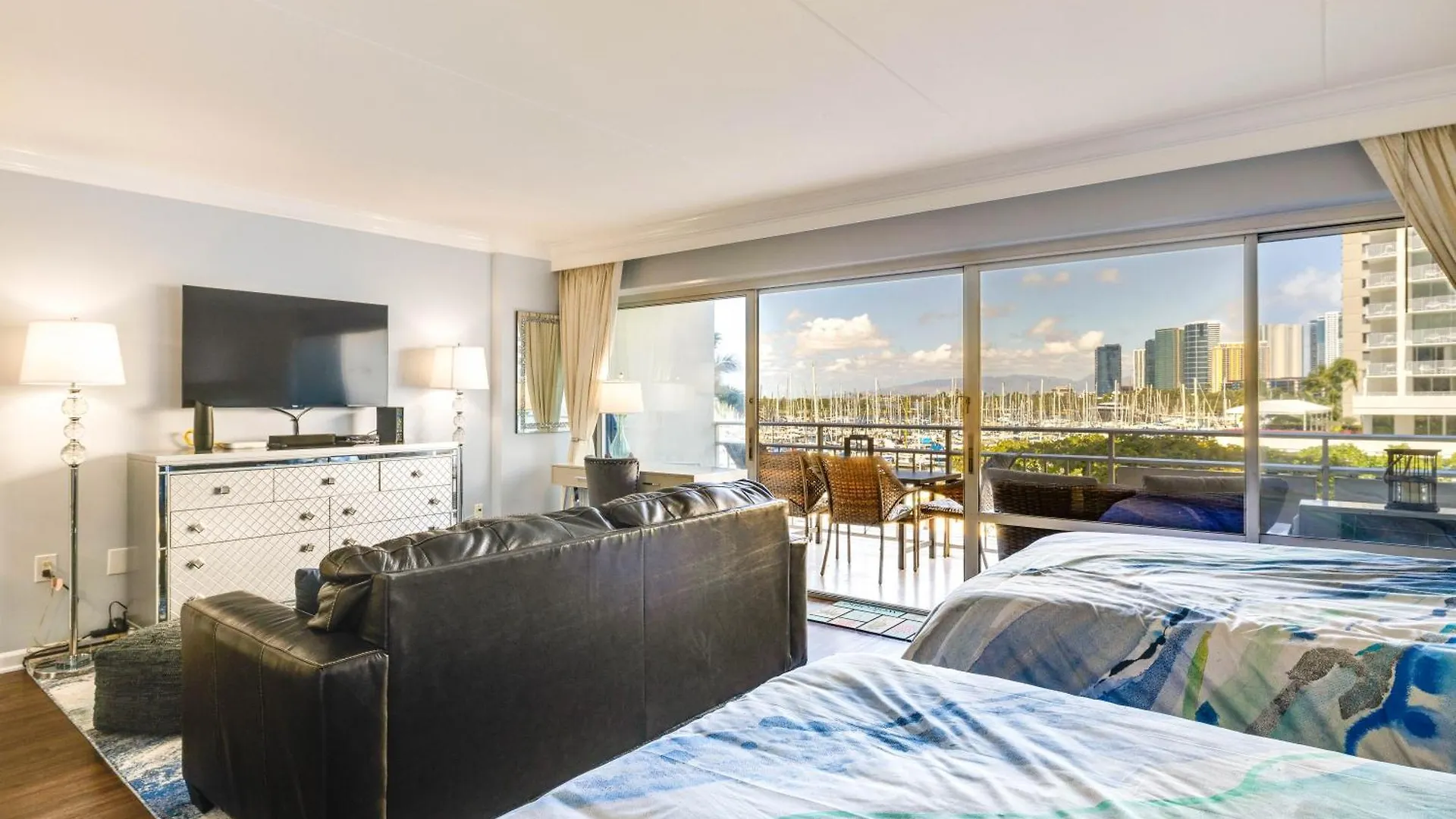 Honolulu Studio With Ocean View Parking Included!