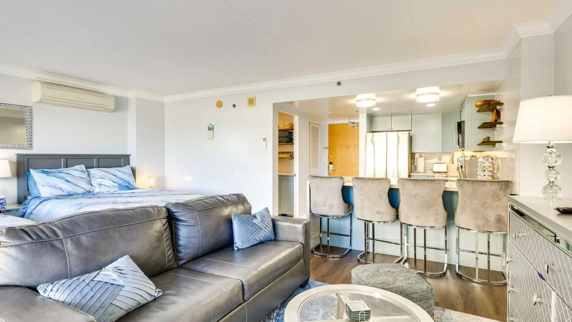 Honolulu Studio With Ocean View Parking Included!