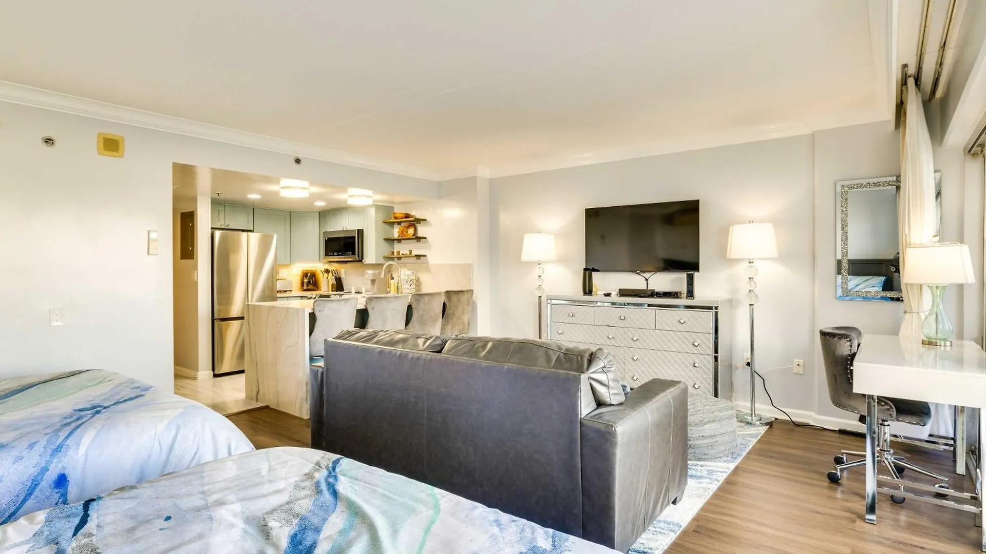 Honolulu Studio With Ocean View Parking Included! 0*,