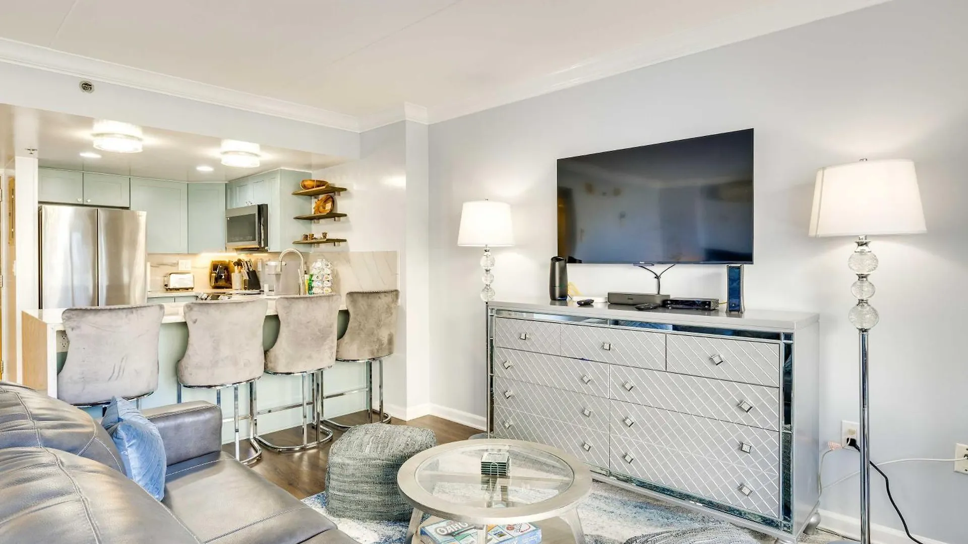 Honolulu Studio With Ocean View Parking Included! 0*,