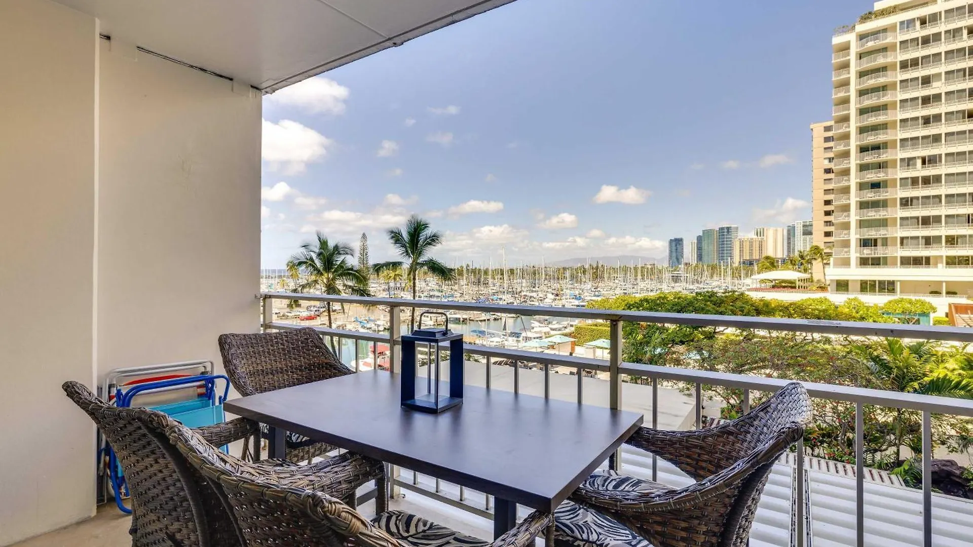 Honolulu Studio With Ocean View Parking Included!