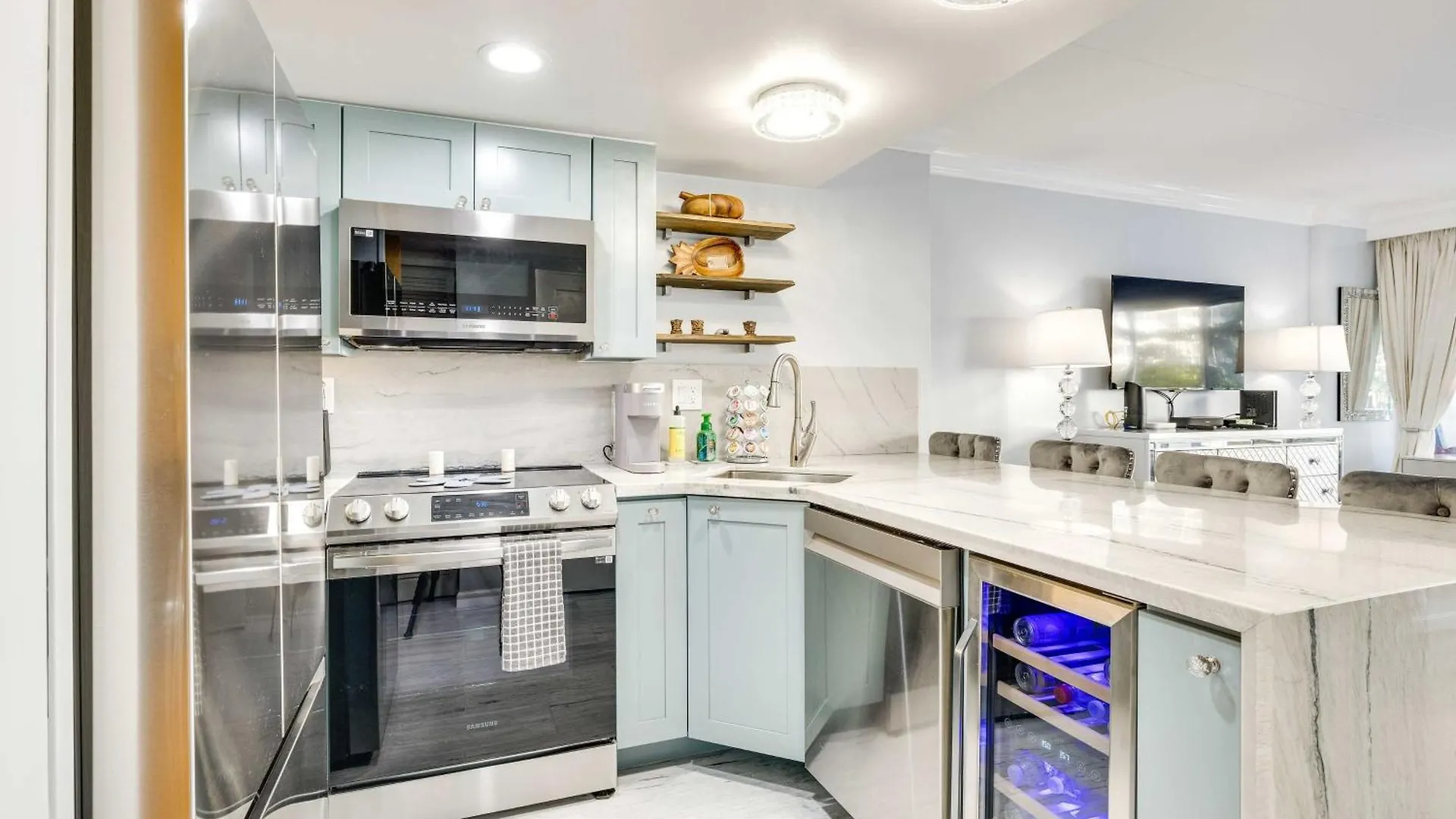 Honolulu Studio With Ocean View Parking Included! Apartment
